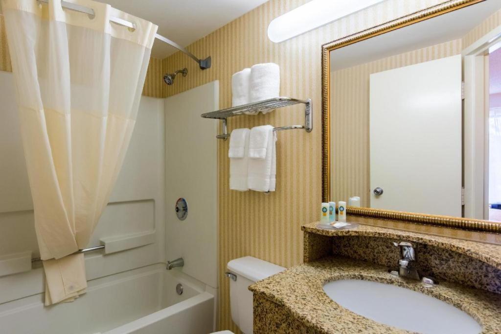 מנסאס Quality Inn מראה חיצוני תמונה
